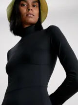 Vestido negro de punto canalé de poliamida y elastano, de corte slim y largo midi. Presenta cuello perkins y manga larga, con detalle de costura de corpiño.