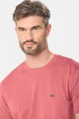 Remera T-Shirt de manga corta color rojo, confeccionada en algodón y poliéster, con diseño básico y cuello redondo.