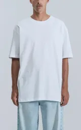 Remerón blanco de corte extra oversize y hombros caídos, confeccionado en algodón premium americano muy suave al tacto. Cuello rib redondo al tono con doble costura.