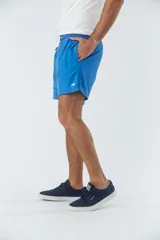 Short de baño liso color azul marino, con dos bolsillos delanteros y uno trasero.