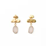Aros colgantes con piezas geométricas irregulares en color dorado y dije de piedra blanca.
