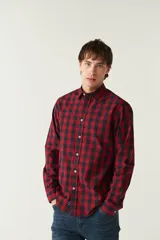 Camisa de manga larga a cuadros rojos y negros, de corte slim fit, con cuello abotonado y logo bordado en el pecho. Confeccionada en algodón.