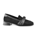 Zapato mocasín color rosa pálido, de cuero, con punta cuadrada, detalle de lazo en la capellada y taco bajo cuadrado color negro.