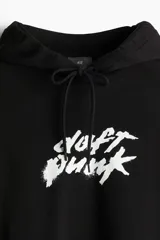 Canguro negro con capucha, cordón de ajuste y bolsillo tipo canguro. Estampado frontal con el logo de Daft Punk en color blanco. Corte estándar para una silueta clásica y cómoda.