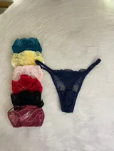 Pack de 6 microtangas de encaje en colores variados, con regulador de tamaño.