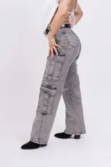 Pantalón cargo gris con efecto lavado, de corte recto y tiro alto. Presenta bolsillos laterales con fuelle y trabillas para cinturón.
