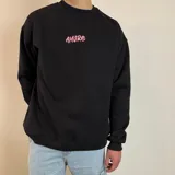Buzo blanco de cuello redondo y corte oversize, con estampado en la espalda de la palabra "Amore" en rosa y negro.