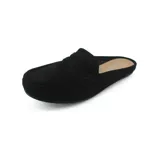 Zueco Panama Jack de cuero color negro, con diseño tipo mocasín y detalle de vincha en el empeine.