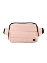 Riñonera unisex de lona color rosa pálido, con diseño acolchado horizontal y ribetes negros. Posee un bolsillo principal con cierre y un bolsillo trasero. Incluye correa ajustable.
