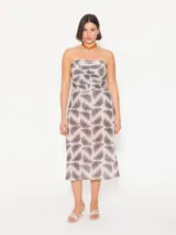 Vestido strapless midi confeccionado en mesh estampado con limones, de calce ajustado y acceso con cierre metálico niquelado en la espalda.