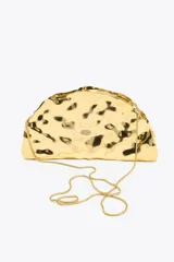 Bolso rígido con forma de media luna, color dorado, con efecto metalizado y cierre imantado. Incluye asa de cadena metálica extraíble para usar como bandolera.