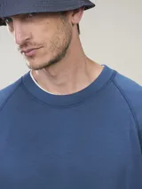 Buzo azul de corte clásico.