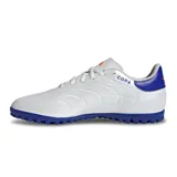 Zapatillas deportivas de fútbol color blanco con detalles en azul y suela para césped artificial.