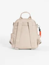 Mochila bandolera de cuero vegano en color blanco, con múltiples bolsillos y un cordón de ajuste.
