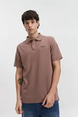 Polo marrón con textura y logo bordado.