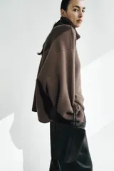 Sweater marrón de lana con cuello alto, corte oversize y mangas largas.