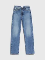 Pantalón de jean celeste de corte recto, tiro alto y cinco bolsillos.