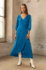 Vestido midi cruzado color azul eléctrico, con escote en V y mangas 3/4 abullonadas.