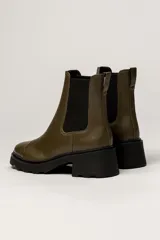 Bota Chelsea de cuero color marrón con elástico lateral negro, suela track y taco cuadrado.