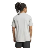 Remera gris de corte clásico con cuello redondo y logo de Adidas bordado en el pecho.