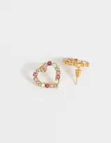 Aros pasantes dorados con forma de corazón, decorados con strass en tonos rosa y blanco.