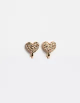 Par de aros tipo clip con forma de corazón, cubiertos de strass plateado y engarzados en metal dorado.