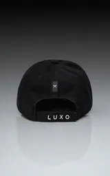 Gorra de béisbol negra lisa con visera curva y botón superior.
