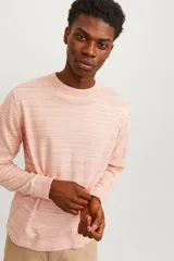 Sweater de punto color melocotón, con ajuste relajado y cuello redondo, confeccionado en tejido de punto ribeteado.