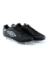 Championes de fútbol Umbro Speciali SG color blanco con detalles en negro y azul.