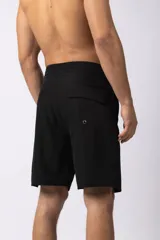 Short de baño azul marino con cordón blanco en la cintura y logo de la marca en la pierna derecha.