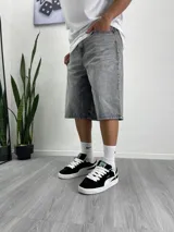 Bermuda gris de jean con corte a la rodilla.