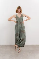 Mono largo de lino con estampado floral en tonos azules, escote en V pronunciado, tirantes anchos y bolsillos laterales.