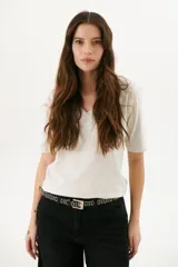 Remera manga corta color gris claro, con escote en V y doble capa de algodón.