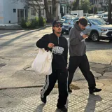 Buzo negro de algodón con cierre frontal, cuello alto y estampado blanco con la inscripción "LOOKMOM STUDIOS Seduce & Destroy".