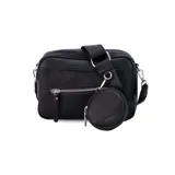 Bandolera negra de cuero sintético con doble bolsillo principal, bolsillo posterior con cierre y bolsillo frontal con detalle de textura diferente. Incluye correa extensible y monedero redondo colgante.