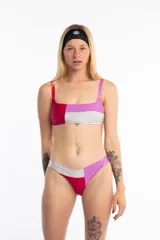 Bombacha vedetina clásica combinada en tres colores, con costados de lycra doblada para mayor comodidad.