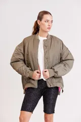 Campera bomber color verde militar, con cierre frontal y bolsillos laterales.