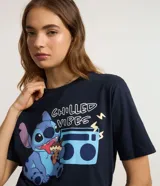Remera azul marino de algodón con estampado de Stitch comiendo un helado y la frase "Chilled Vibes".
