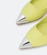 Zapatilla con cierre en el tobillo, color amarillo, puntera fina metalizada y taco flat.