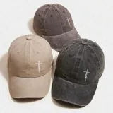 Gorro de gabardina con visera, color beige, con bordado de la palabra 'Faith' en el frente.
