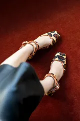 Bailarinas de tacón bajo (2,5 cm) con estampado animal print y ribete naranja. Interior de piel y suela de cuero.