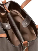 Cartera negra de cuero con doble asa corta y correa larga extraíble. Tiene logo metálico plateado en el frente, cierre con broche metálico y bolsillo interno con cierre.