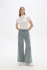 Pantalón de jean de tiro medio, color negro lavado, con corte ancho y pierna recta.