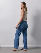 Pantalón jean de tiro alto, corte wide leg, color celeste, con bolsillos frontales y cordón ajustable en la cintura.