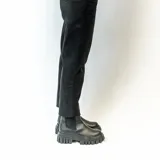Bota Chelsea blanca de cuero sintético con elásticos laterales negros y suela track negra.
