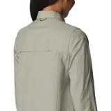 Camisa de manga larga color verde oliva, con cuello clásico, cierre frontal con botones, dos bolsillos en el pecho y tecnología Omni-Shade™ UPF 50 de protección solar y Omni-Wick™ de secado rápido. Ideal para senderismo.