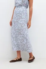 Falda midi celeste con estampado floral en tonos rosa y verde.