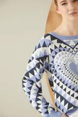 Sweater de manga globo con diseño jacquard de corazones en colores tierra, con detalle de corazón de cuero.