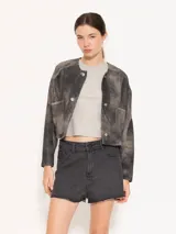 Short de jean negro con reverso de trama blanca, tiro medio, calce clásico y botamanga desflecada.