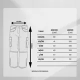 Pantalón baggy de denim gris con efecto lavado y estampado de cruz abstracta en los bolsillos traseros.